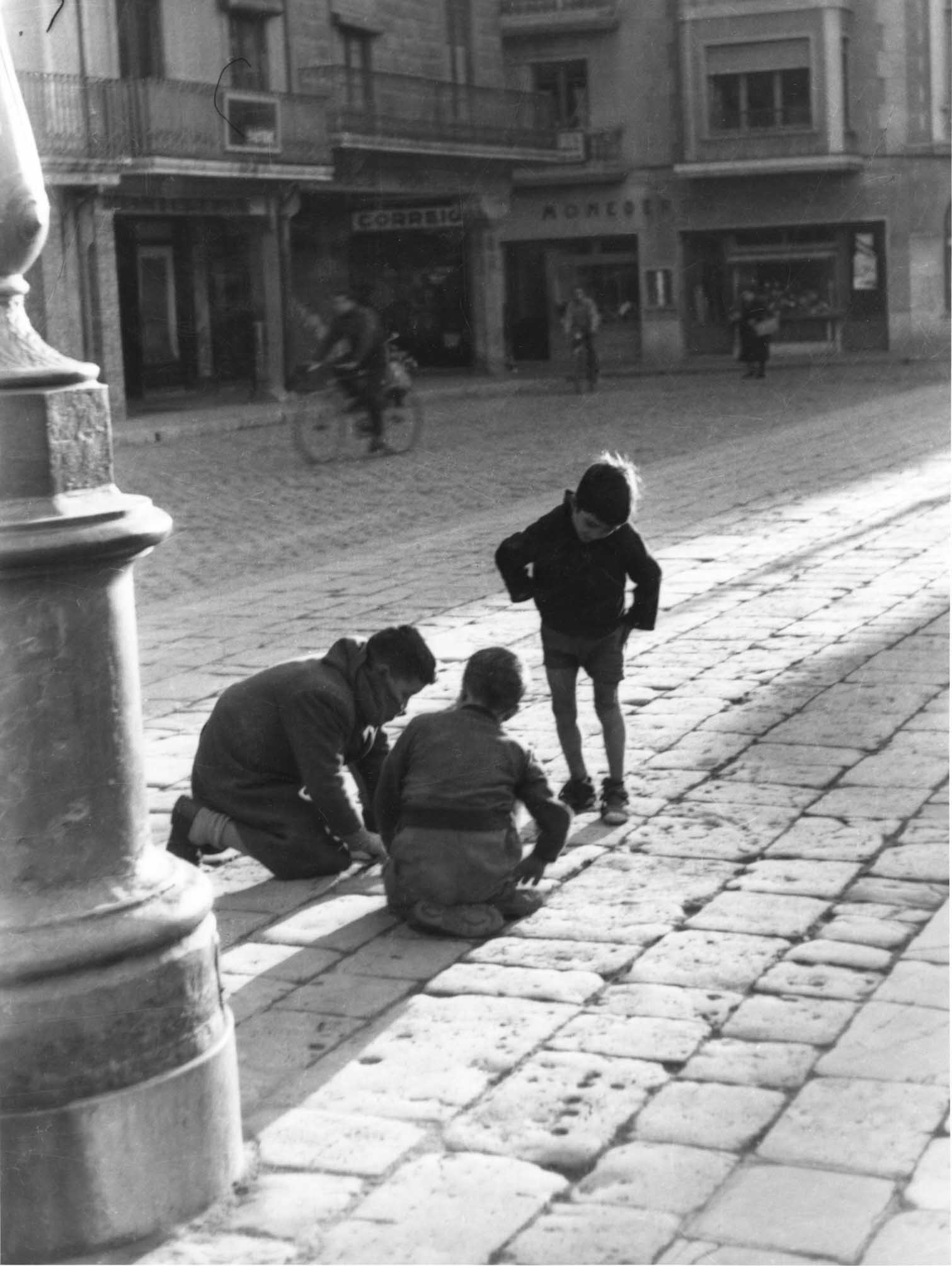 1-02752: Pam i cleca al Mercadal. Any 1956 	Francesc Subirà Rocamora – Fons Fotogràfic Subirà Rocamora/CIMIR