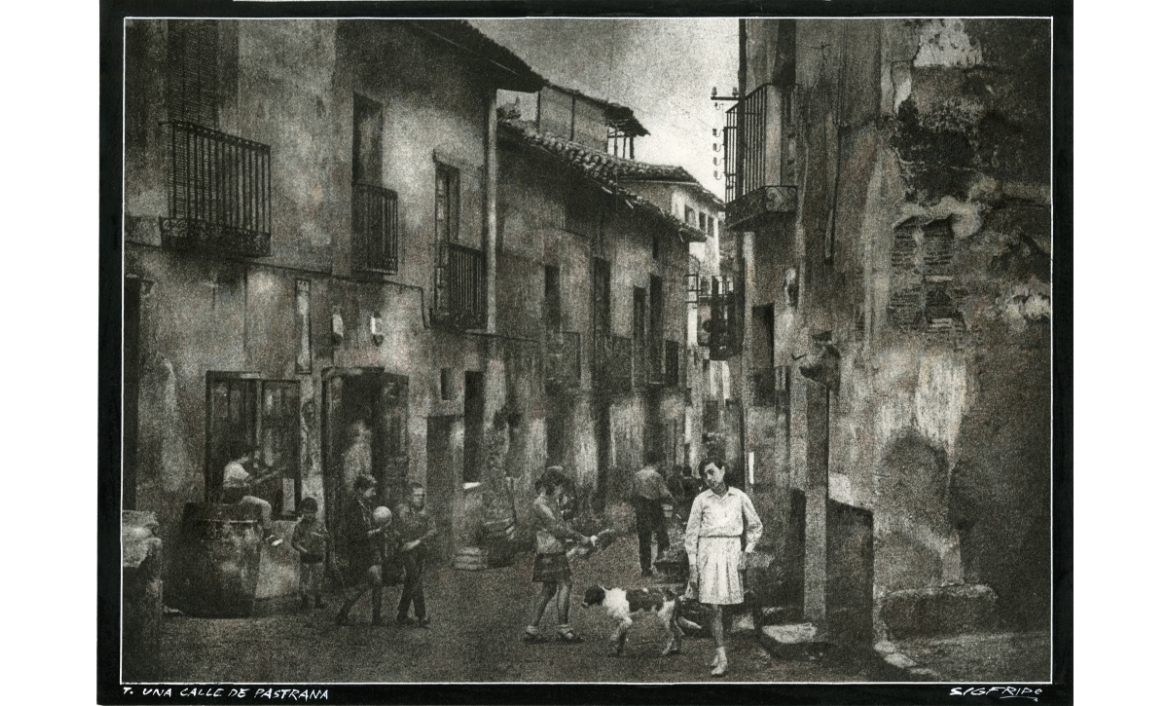 Una calle de Pastrana, c 1980. Sigfrido de Guzman Cabrero. Carbó directe CIMIR/ Premis Ciutat de Reus de Fotografia / reg: 01910