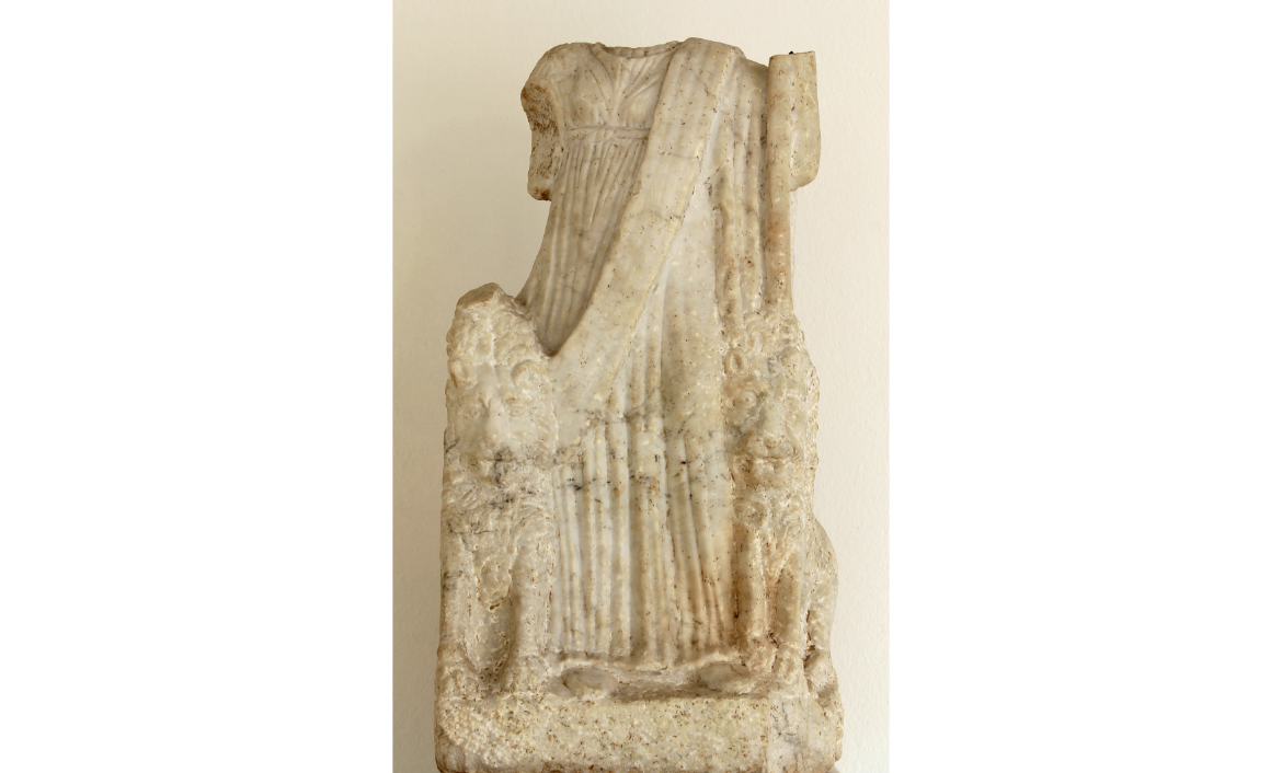 [MR 3017] – Escultura de marbre, fragmentada, que representa Cíbele, deessa de la Terra. Procedeix de la vil·la romana dels Antigons (Reus). Segle II.