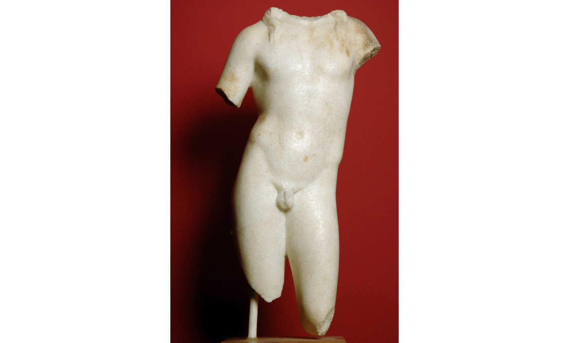 [MR 3119] – Escultura de marbre, fragmentada, que representa Bacus, el déu del vi i de la verema. Procedeix de la vil·la romana del Murtrar (Riudoms). Segle II.