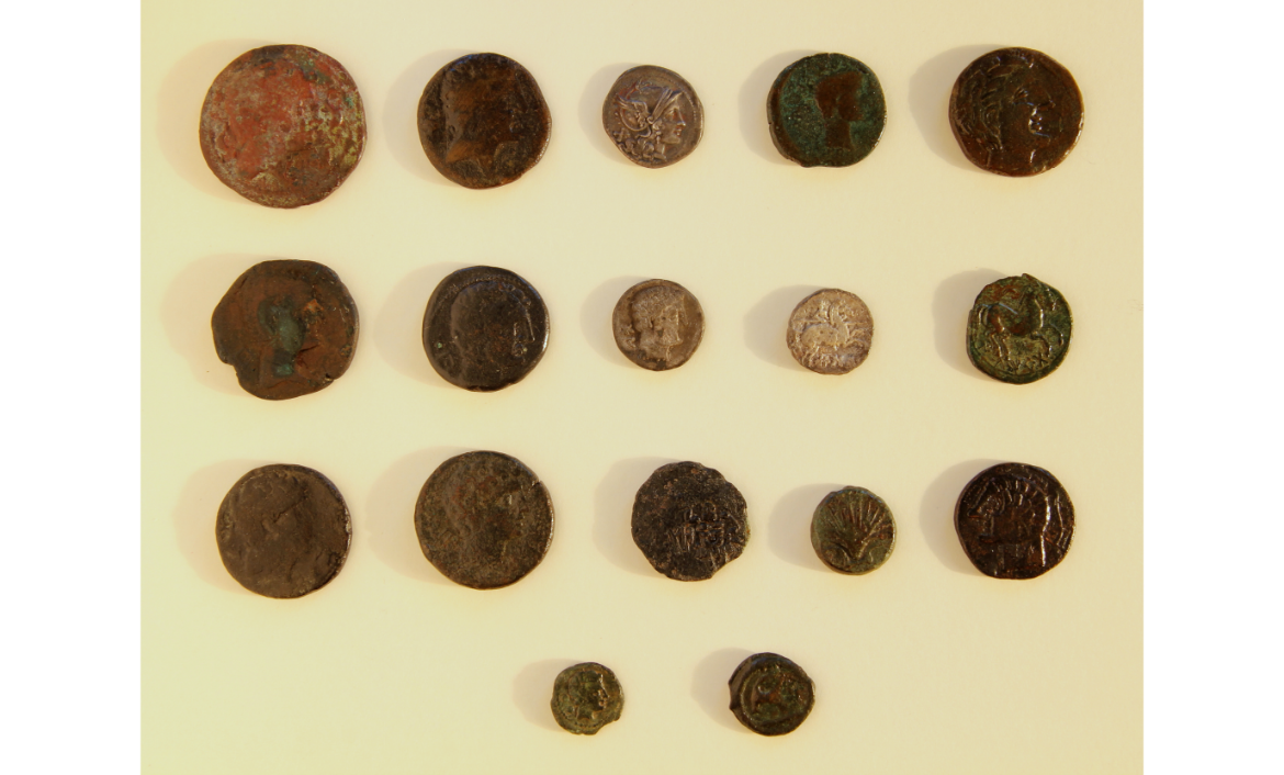 [MR 3218 i altres monedes] – Monedes d'argent, coure o bronze recuperades en el jaciment de la Serra de l'Espasa (Capçanes). Segles III-II aE.
