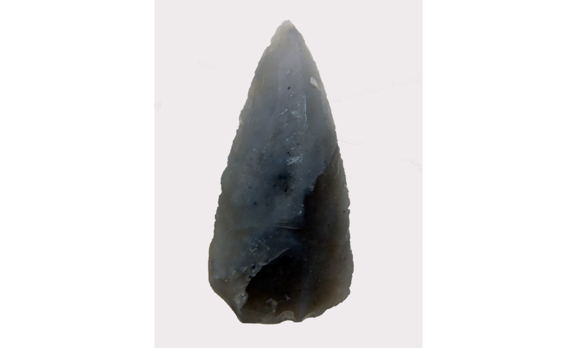[MR 4255] – Punta de sílex tallat. Procedeix del terrer de la bòbila del Sugranyes (Reus). Cultura dels neandertals (paleolític mitjà, anterior al 34000 aE).