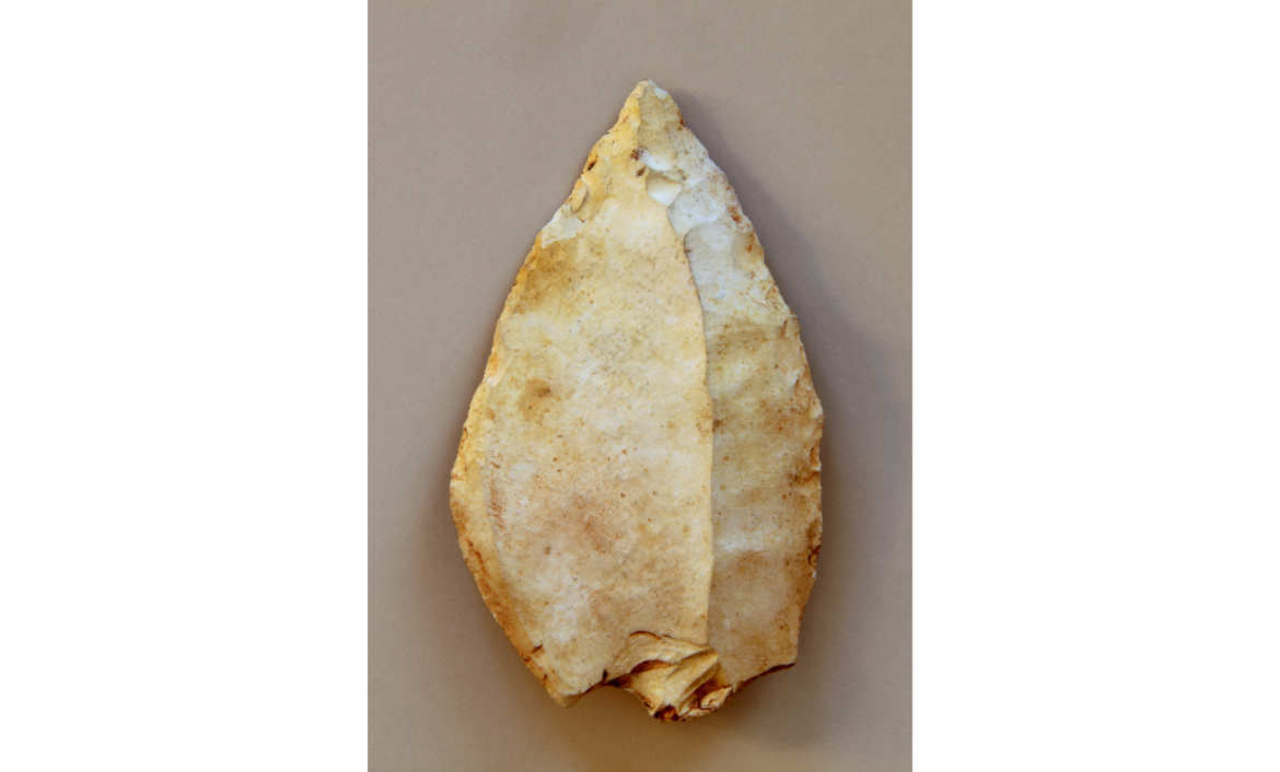 [MR 4303] – Punta de sílex tallat. Procedeix del jaciment del mas del Pere Blanc (Capçanes). Cultura dels neandertals (paleolític mitjà, anterior al 34000 aE).