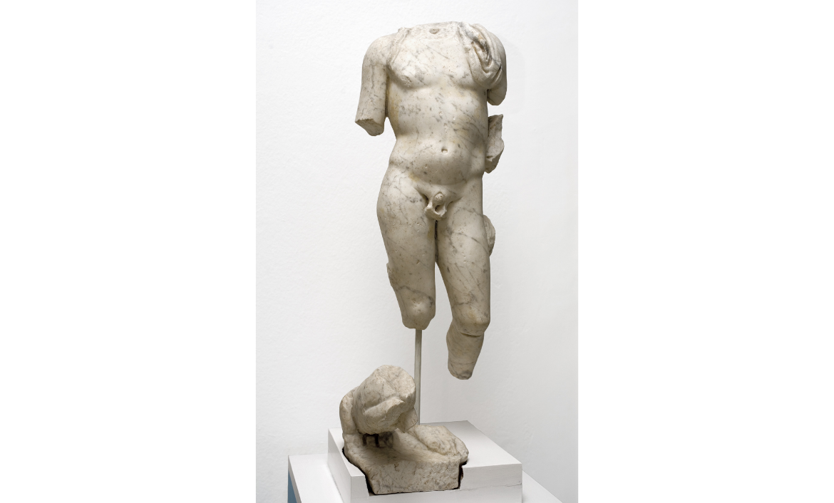 [MR 5910] – Escultura de marbre, fragmentada, que representa Bacus, el déu del vi i de la verema. Procedeix de la vil·la romana dels Antigons (Reus). Segle II.
