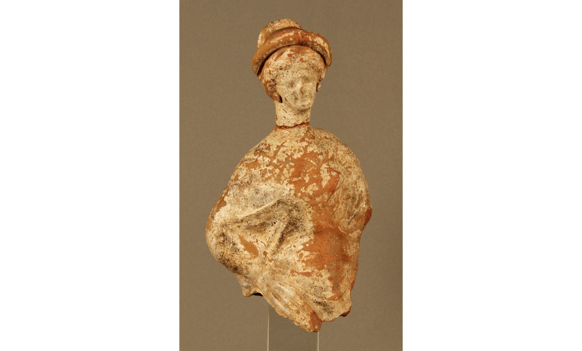 [MR 5982] – Figureta de terracuita (tanagra) amb una representació femenina de tipus hel·lenístic. Procedeix del jaciment de la Serra de l'Espasa (Capçanes). Segles IV-III aE.