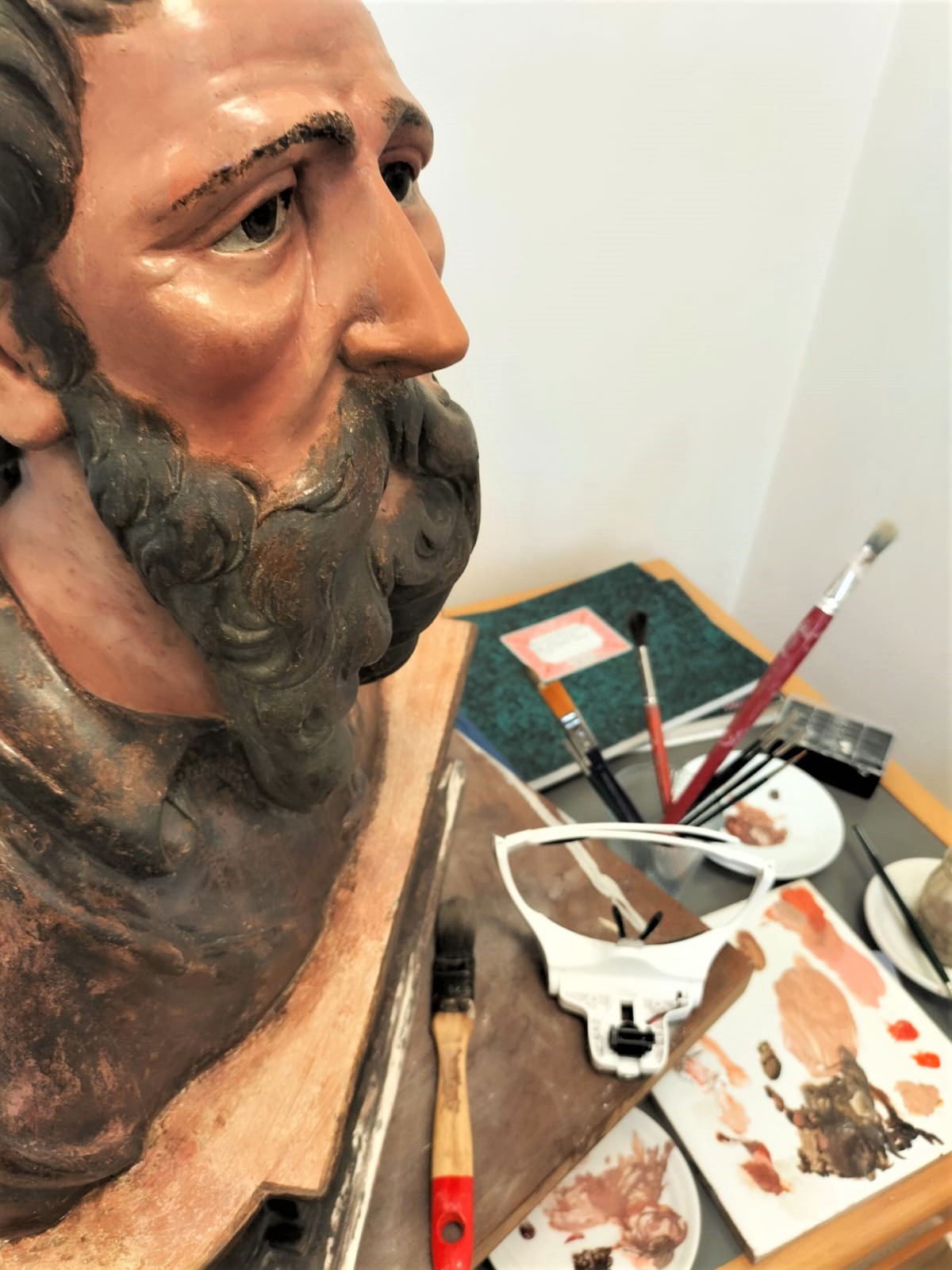 MR 2123. Bust de fusta policromada. Rafael Rocafort. 50x46x22 cm