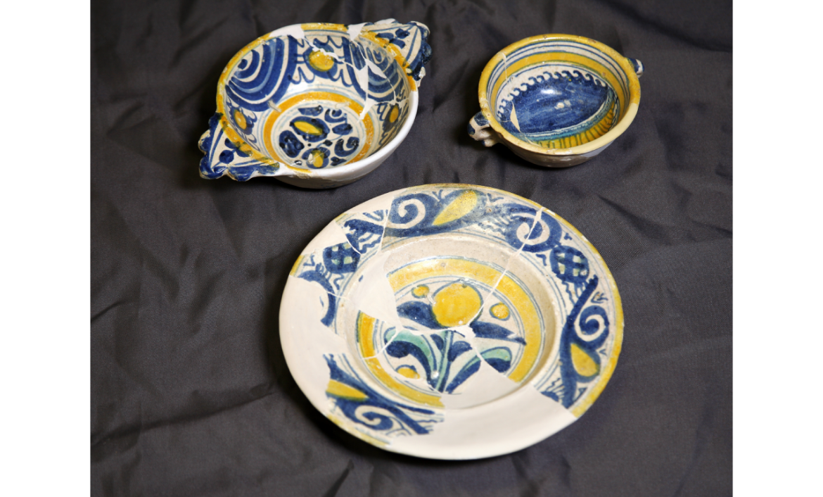 [vasos decorats groc, blau i verd] – Escudella, tassa i plat amb decoració policroma. Ceràmica envernissada produïda a Reus entre mitjan segle XVI i mitjan segle XVII.