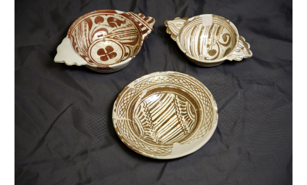 [vasos decorats reflex] – Dues escudelles i un plat amb decoració de reflex metàl·lic. Ceràmica envernissada produïda a Reus entre mitjan segle XVI i mitjan segle XVII.