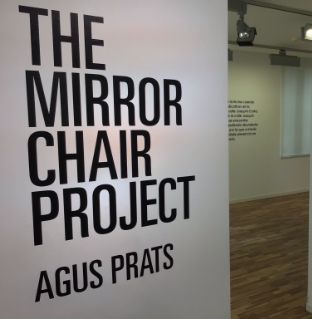 Imatge descriptiva de l'exposició 'The mirror chair project'